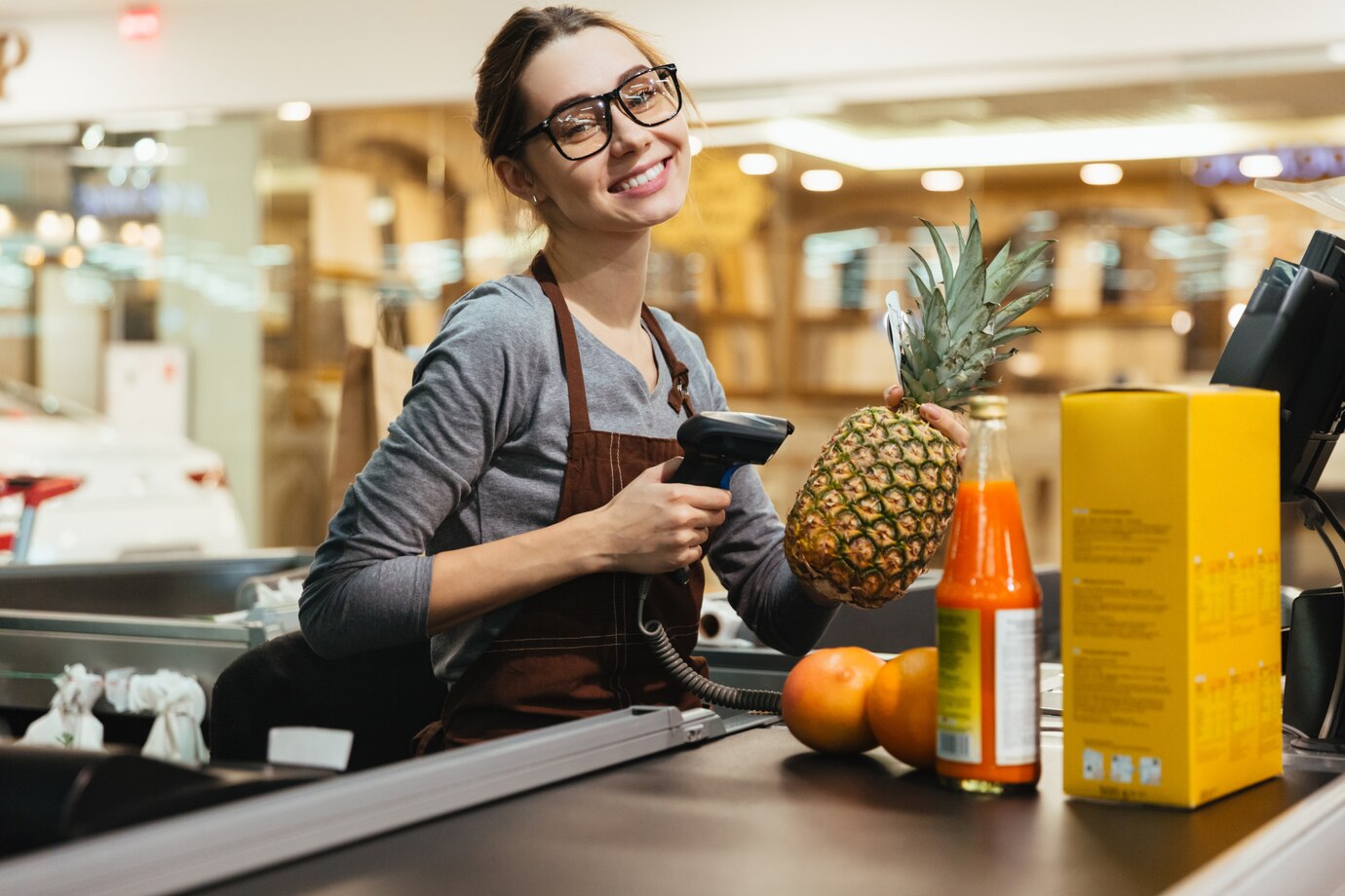 feliz mujer cajera escaneando articulos supermercado 171337 2418